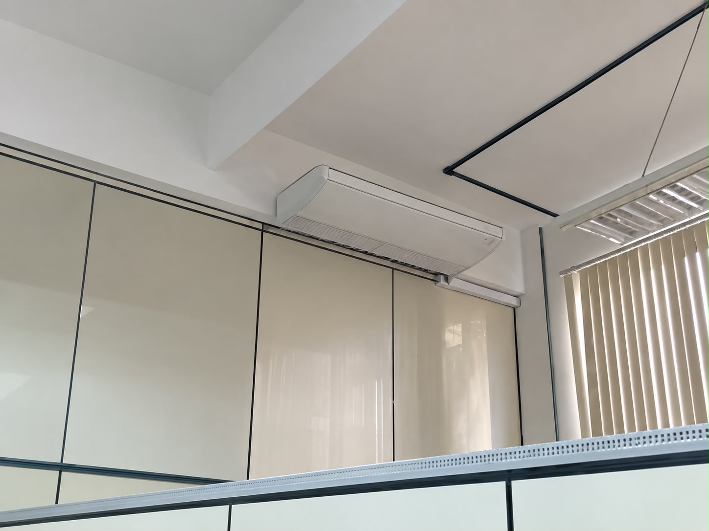 Ar-condicionado instalado em ambiente comercial com divisórias