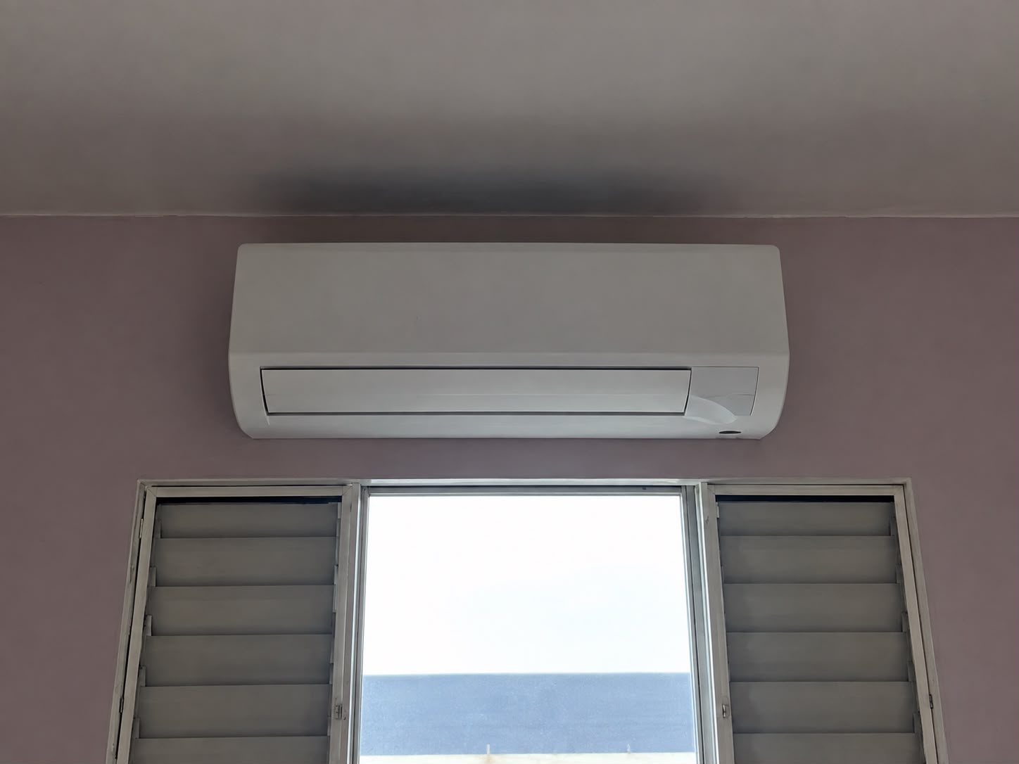 Ar-condicionado instalado acima de janela residencial