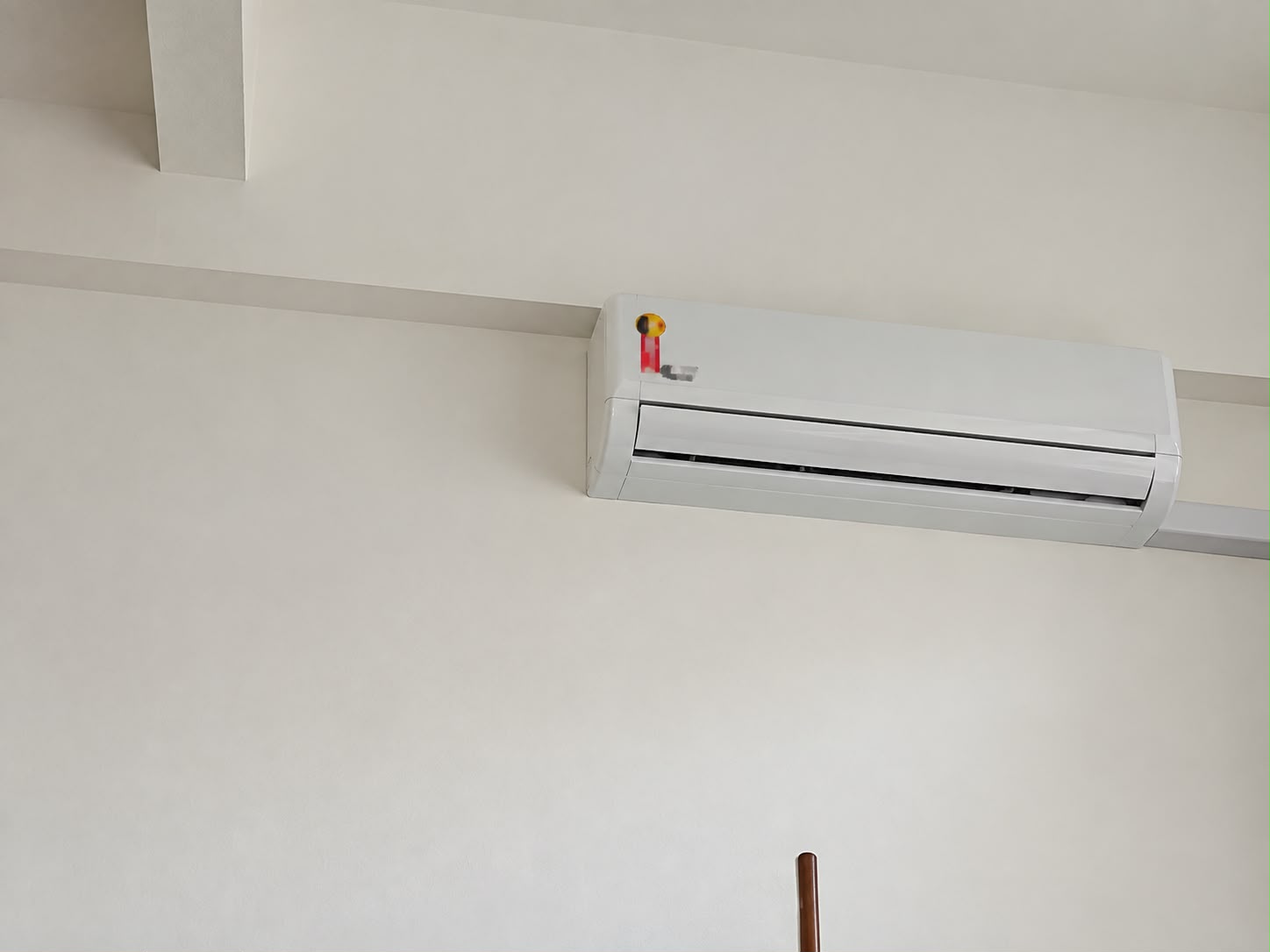Ar-condicionado instalado com canaleta de acabamento