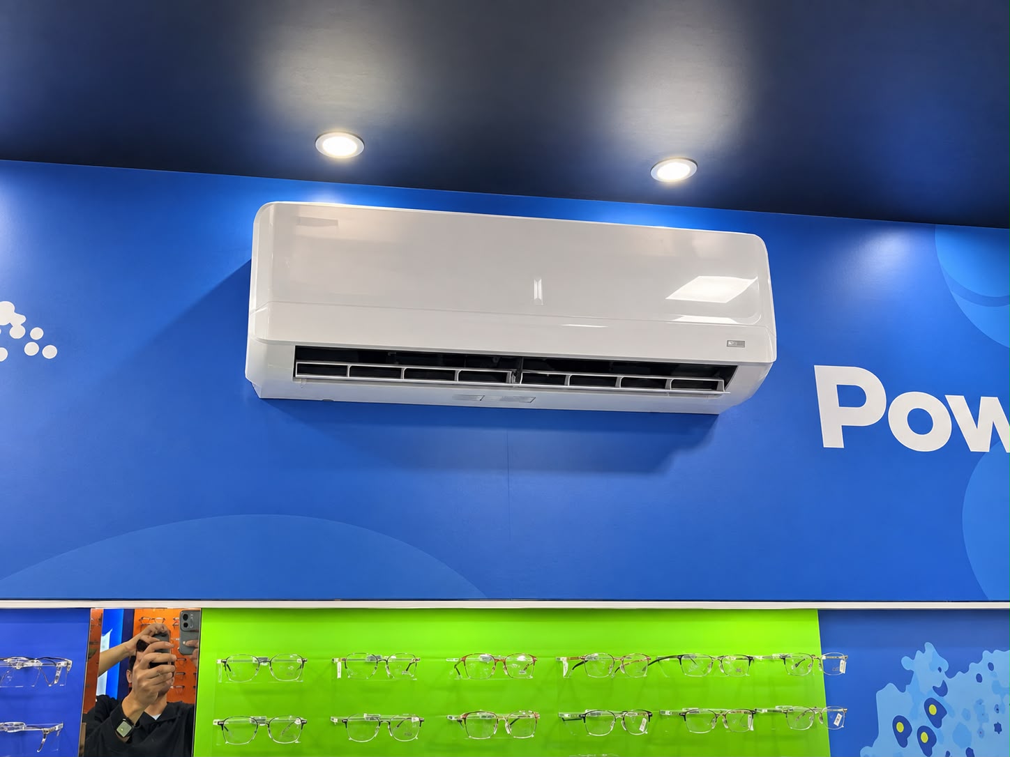 Ar-condicionado instalado em estabelecimento comercial