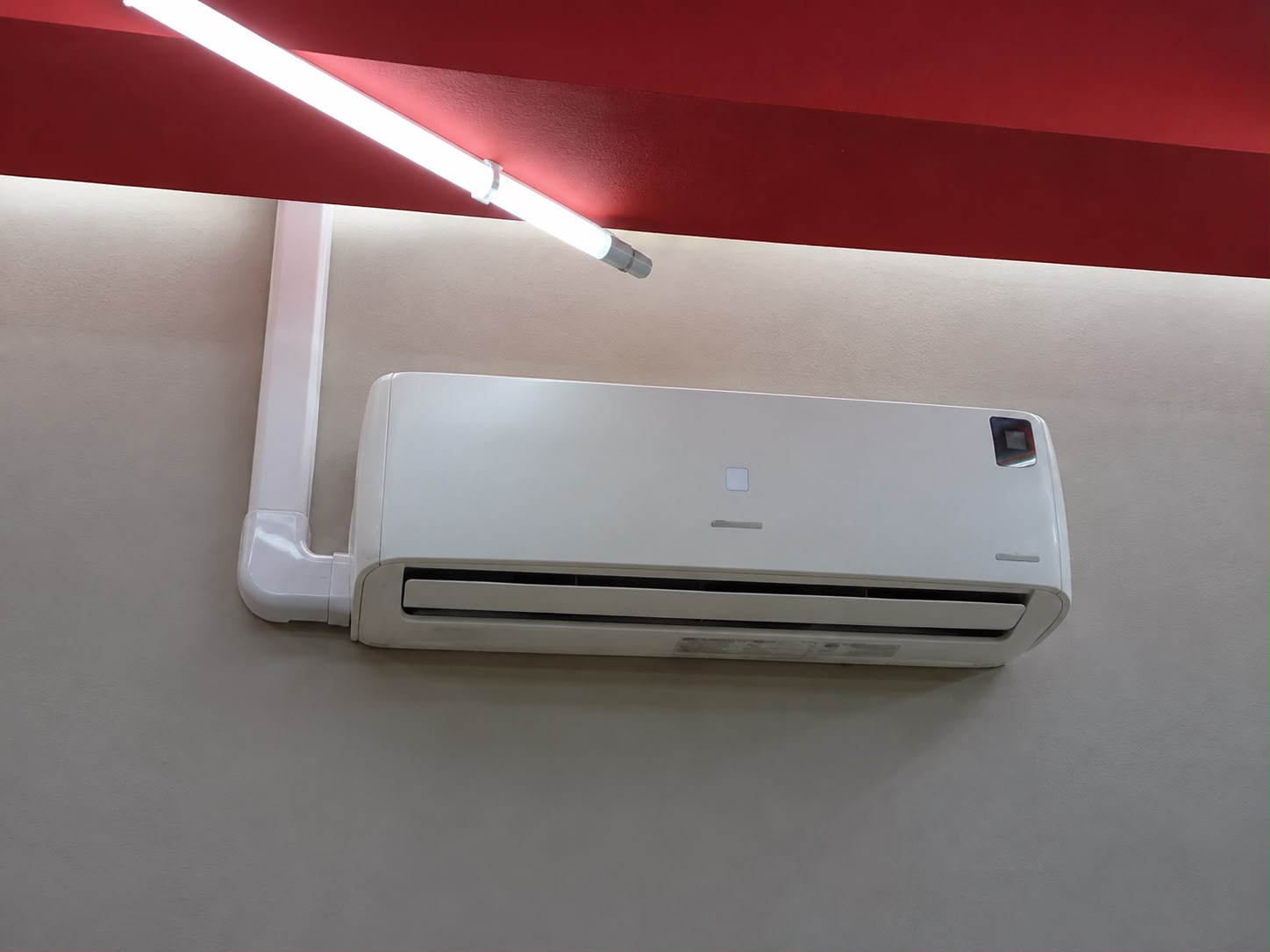 Ar-condicionado instalado em parede interna
