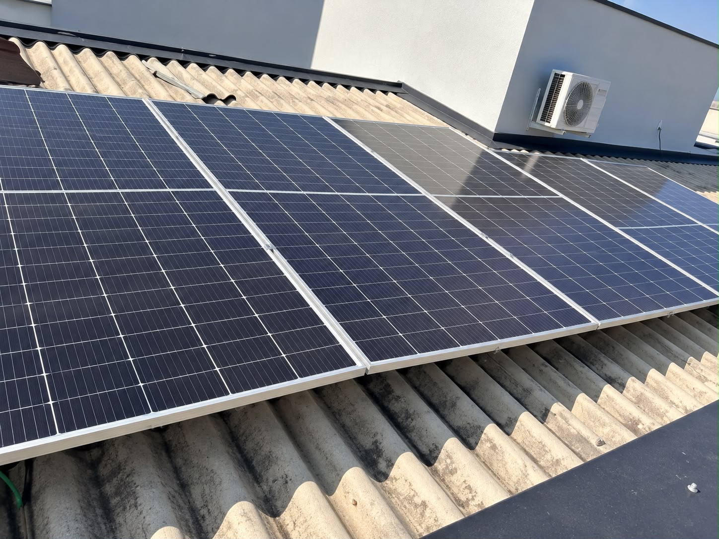 Painéis solares instalados sobre telhado